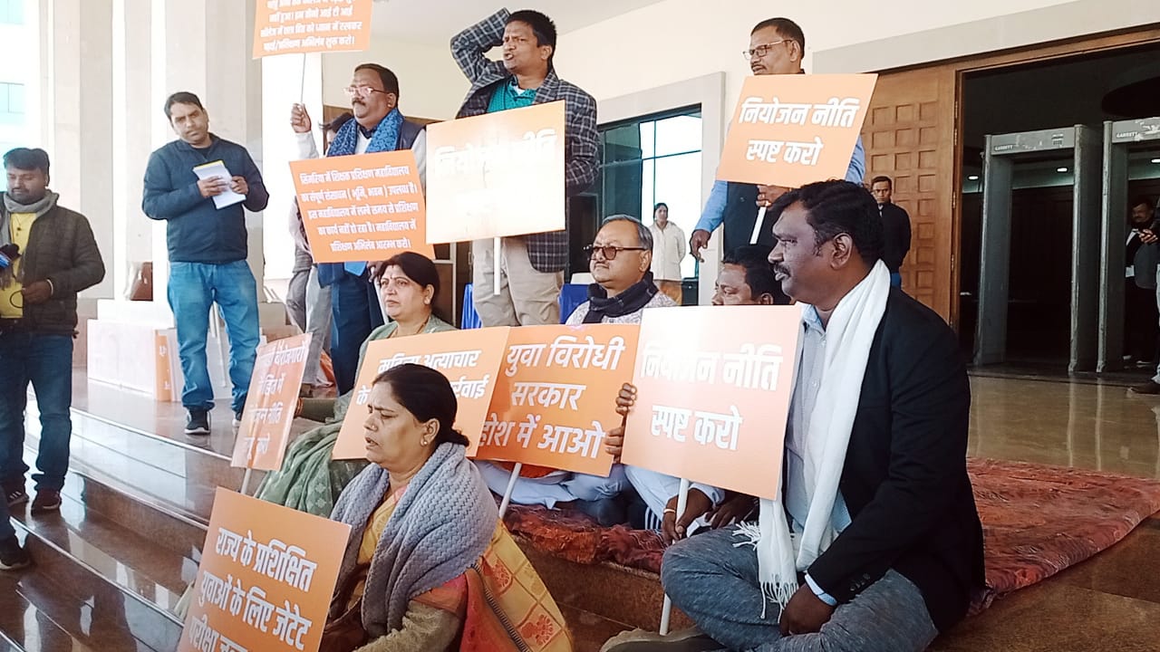 विधानसभा में भाजपा का आक्रामक रूप! निलंबित विधायकों के साथ अन्य भाजपा विधायक सरकार के खिलाफ कर रहे नारेबाजी