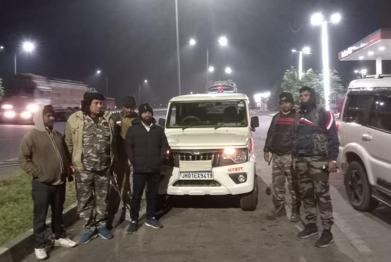 धनबाद के बरवाअड्डा में अवैध कोयला लदे ट्रक मिले, तो विक्की लाला सहित अन्य पर हुआ केस 