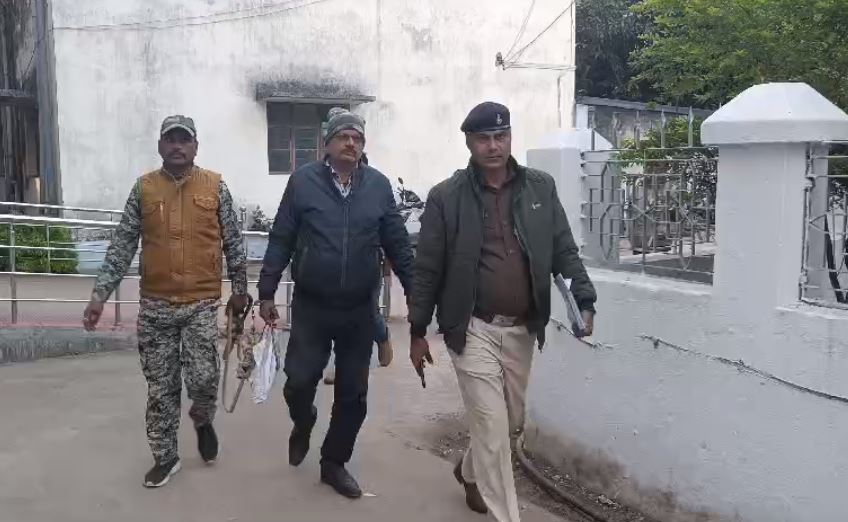 दुमका: छात्रा के साथ छेड़खानी मामले में डेढ़ वर्ष बाद शिक्षक गिरफ्तार, जानिए क्या है पूरा मामला 