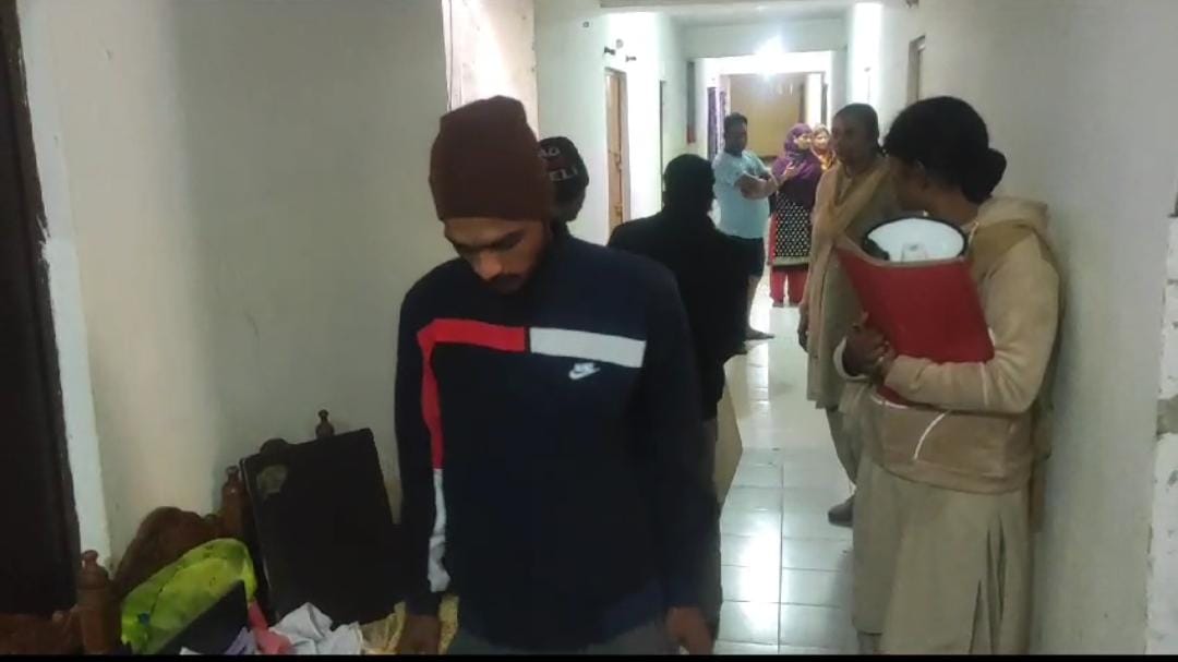 Mango double muder case: आरोपी अरशद के घर की हुई कुर्की जब्ती, मौके पर भारी पुलिस बल तैनात