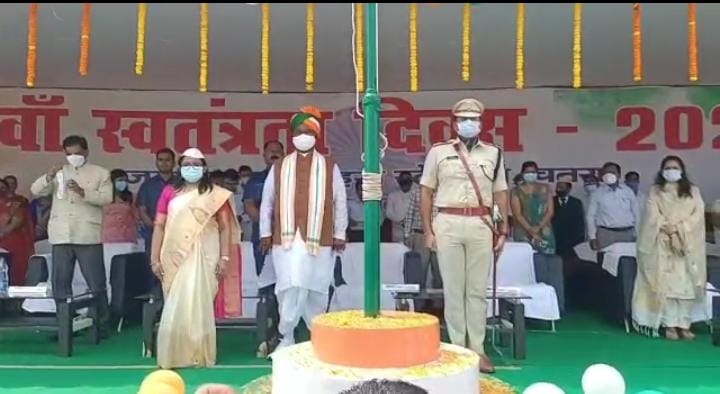 चतरा में श्रम मंत्री सत्यानन्द भोक्ता ने फहराया राष्ट्रीय तिरंगा,ऑक्सीजन प्लांट का किया शुभारंभ