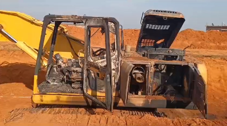 लोहरदगा में नक्सलियों का उत्पात, निर्माण कार्य स्थल पर फूंकी दो मशीनें औऱ एक ट्रैक्टर, एसपी ने कार्रवाई का दिया भरोसा