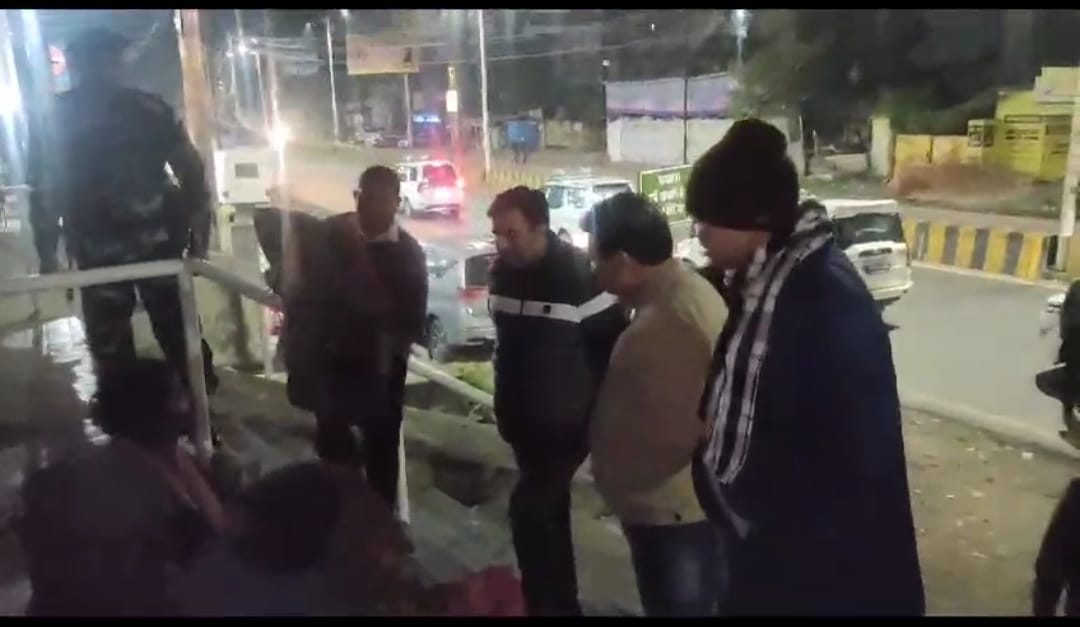 DHANBAD!!पूस की हाड़कपाती ठंड में देर रात को प्रशासनिक अमला था सड़क पर 