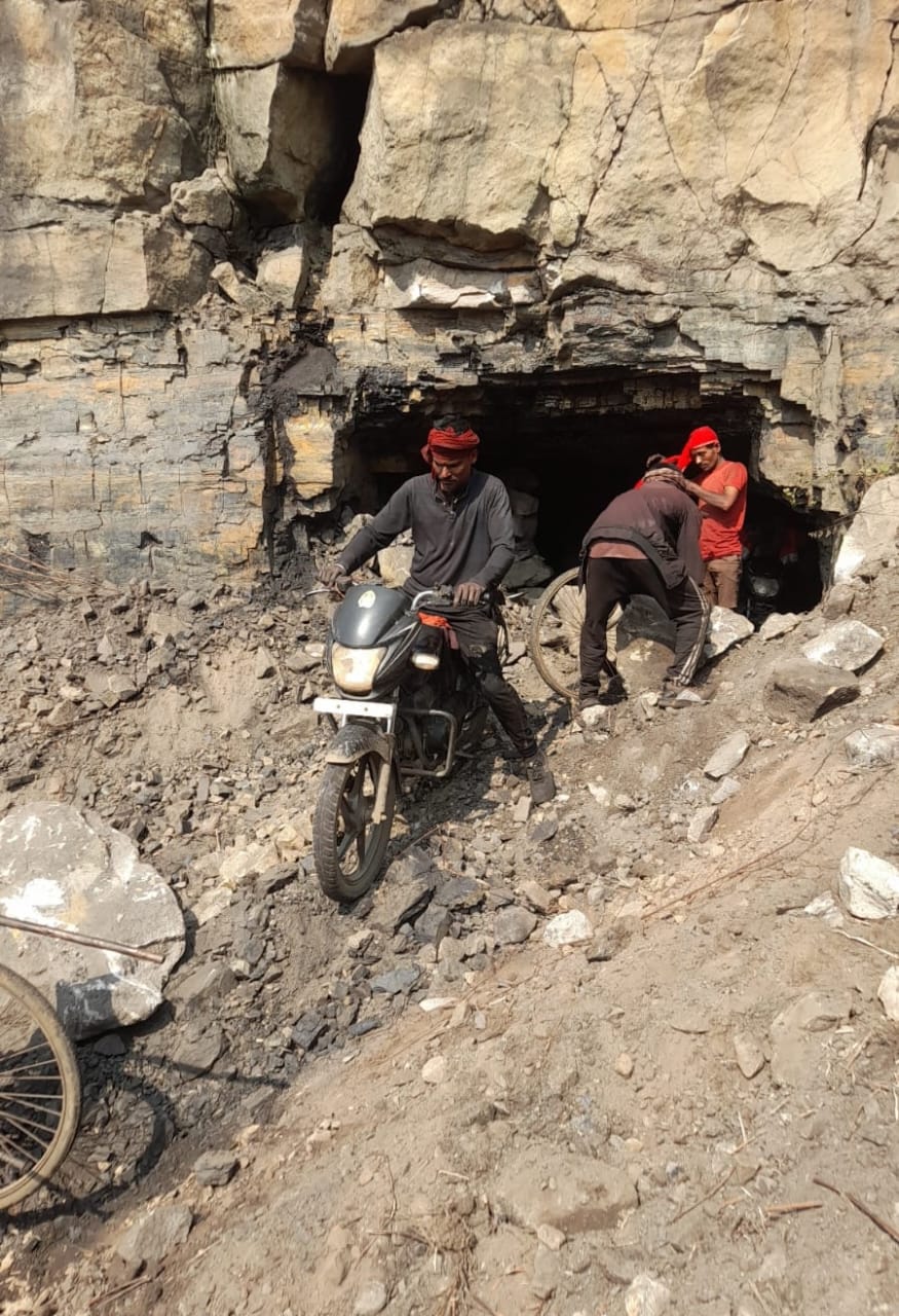 धनबाद के अवैध खदानों से कोयला चोरों को निकालने का नया तरीका -हाथ में बंदूख और मुंह में सीटी 