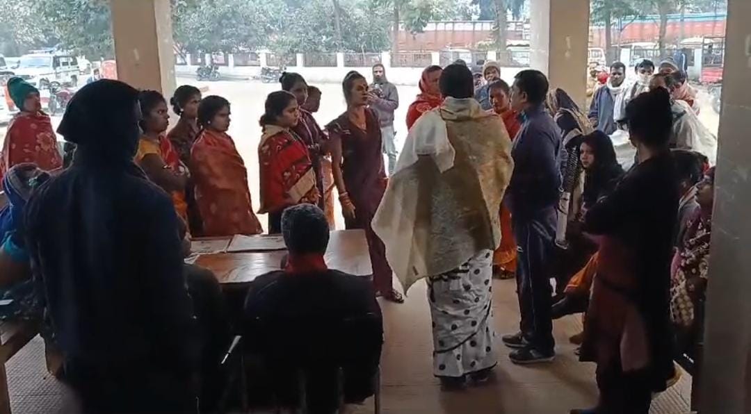 सहरसा:जमीनी विवाद को लेकर दर्जनों किन्नरों ने थाना पहुंचकर किया प्रदर्शन, पुलिस से लगाई इंसाफ की गुहार, पढ़ें पूरा मामला