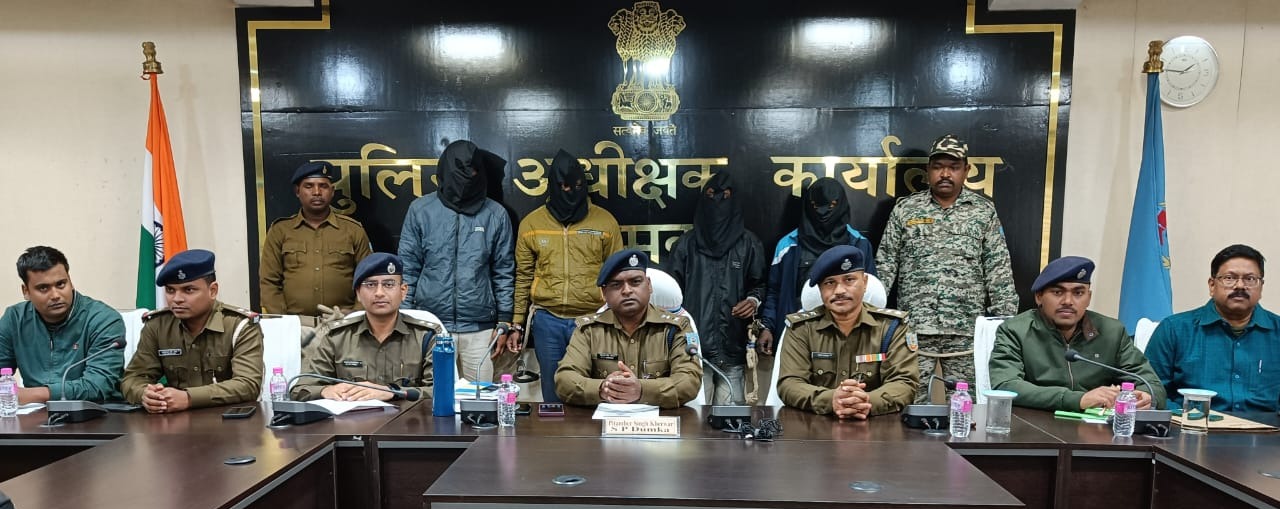 दुमका पुलिस को मिली बड़ी सफलता, चोरी के 11 बाइक के साथ 4 अंतरजिला बाइक चोर गिरफ्तार   
