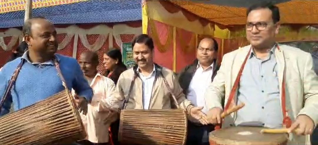 दुमका:शिकारीपाड़ा में सरकार आपके द्वार कार्यक्रम का हुआ समापन, ढोल नगाड़ों की थाप पर थिरके अधिकारी