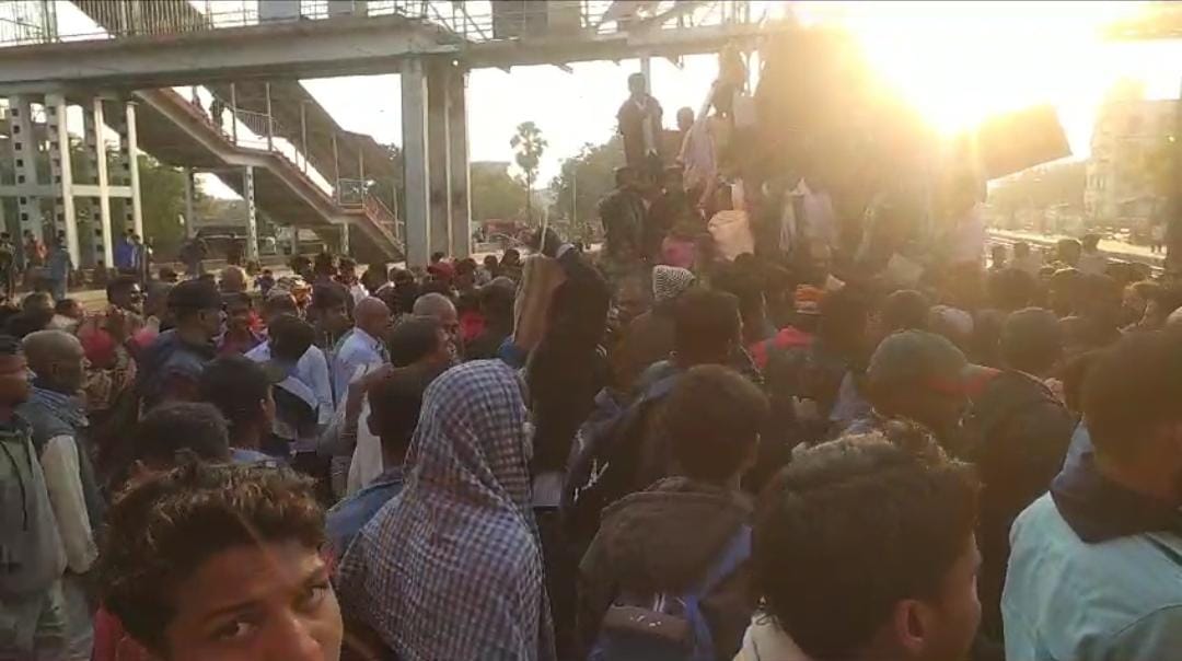 मौत छूकर निकल गई, मां और दो मासूम बच्चों का बाल तक बांका नहीं हुआ, जानिए कहां हुआ हादसा