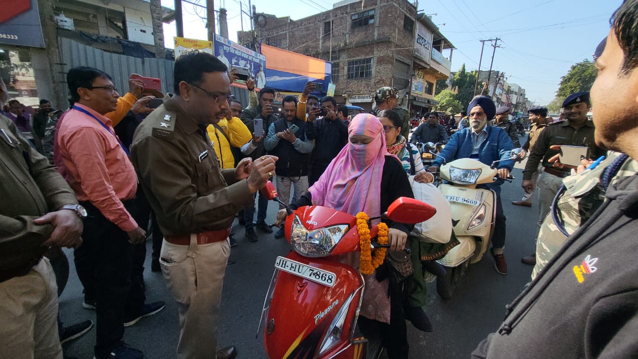 गिरिडीह में सड़क पर उतरे एसपी, बिना हेलमेट पहने बाइक सवार को पहनाई माला, फिर हेलमेट देकर किया विदा