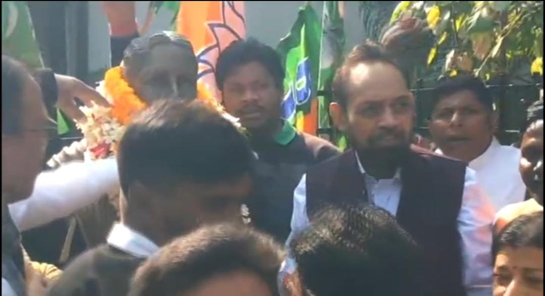 जमशेदपुर: शहीद निर्मल महतो की जयंती पर तमाम दल के नेताओं ने किया नमन, पढ़ें क्यों पुलिस और बीजेपी नेताओं में हुई नोकझोंक