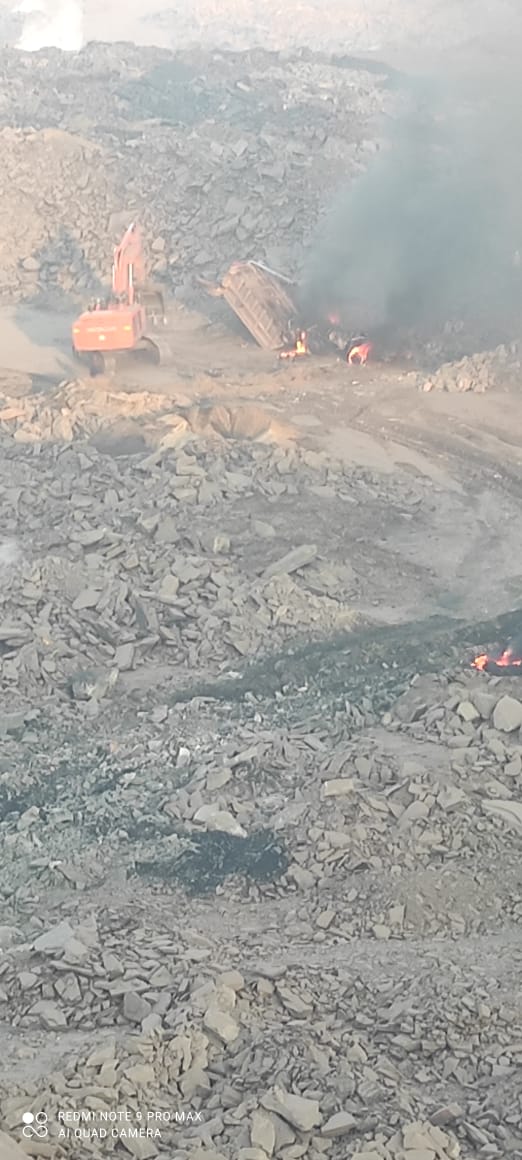 DHANBAD!!भौरा ईजे एरिया में हाईवा 100 फीट नीचे खाई में गिरने के बाद धू -धू कर जली