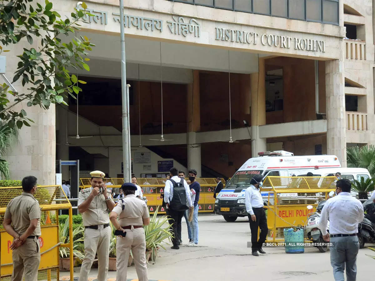 दिल्ली के रोहिणी कोर्ट में धमाका, दो लोग जख्मी