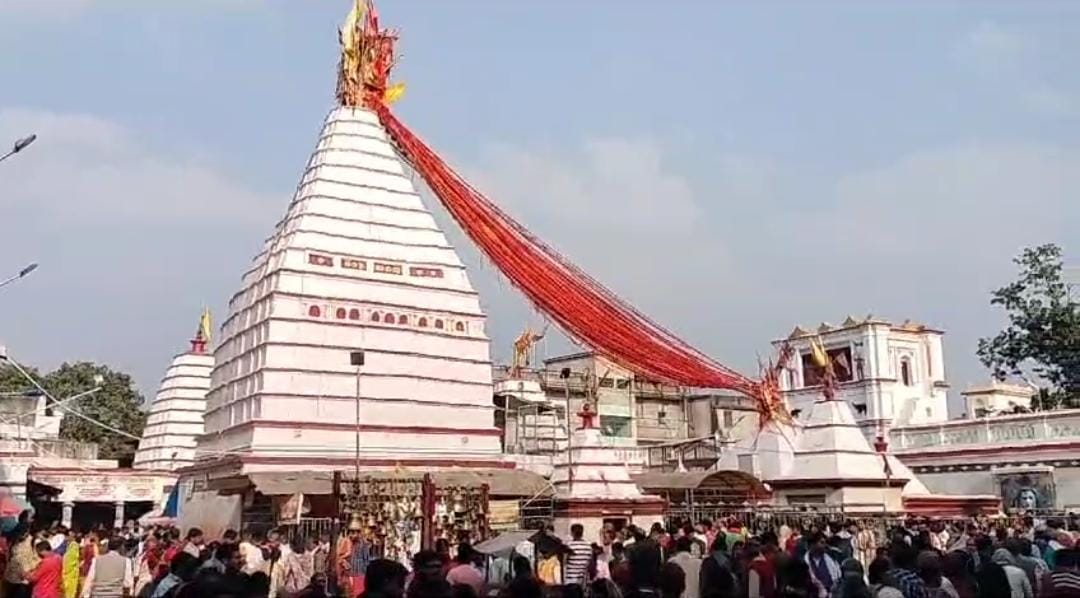 दुमका: साल के अंतिम पूर्णिमा पर बासुकीनाथ धाम में उमड़ी शिव भक्तों की भीड़, भक्त पूजा-अर्चना कर ले रहे बाबा का आशीर्वाद