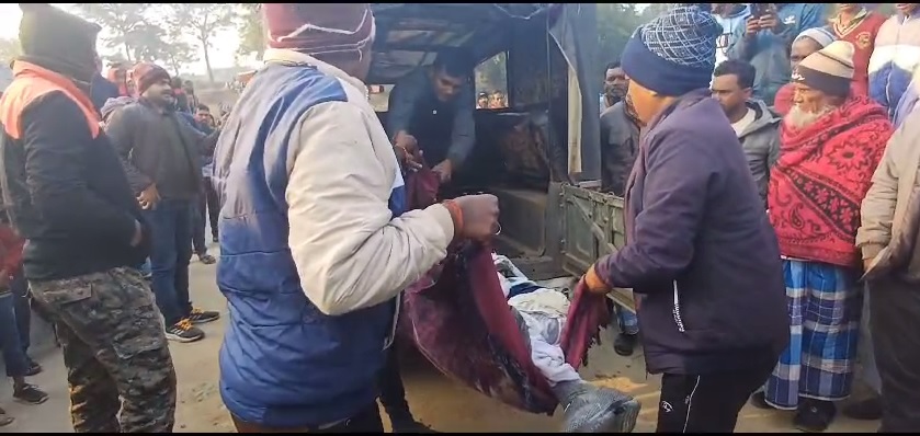 गिरिडीह: सड़क किनारे संदिग्ध स्थिति में मिला युवक का शव, इलाके में सनसनी 