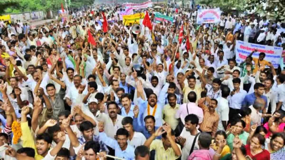 2024 के महासंग्राम के पहले नियोजित शिक्षकों को बड़ा तोहफा! राज्यकर्मी मिलने का रास्ता साफ, लेकिन परीक्षा में असफल रहने वालों पर संशय बरकरार