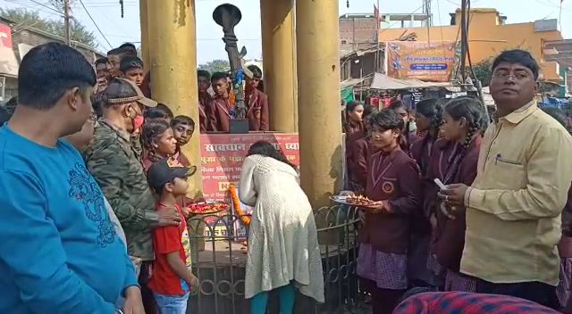 स्कूली बच्चों द्वारा सीडीएस बिपिन रावत को दी गई भावभीनी श्रद्धांजलि