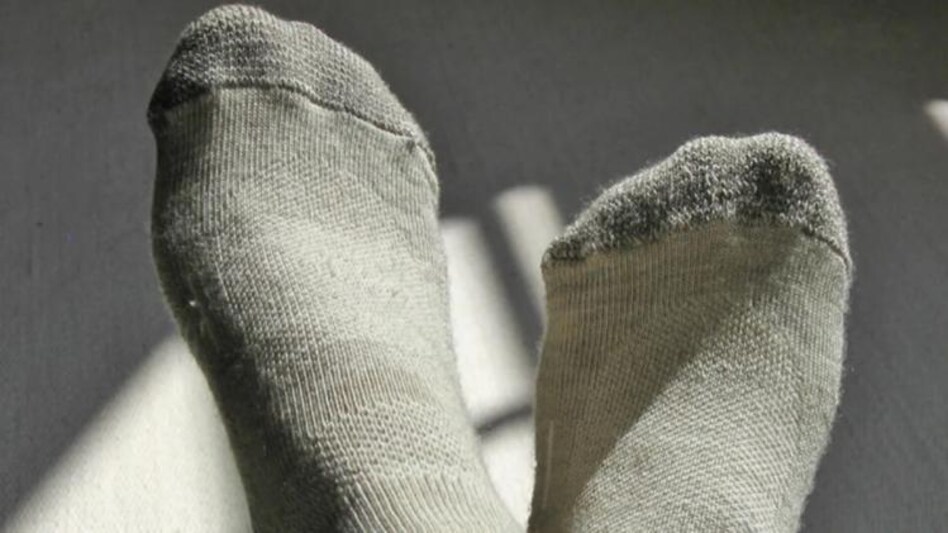 Health Tips: सर्दियों में अगर आप भी मोजे पहनकर सोते हैं तो रहें सावधान! हो सकती है ये गंभीर समस्या 