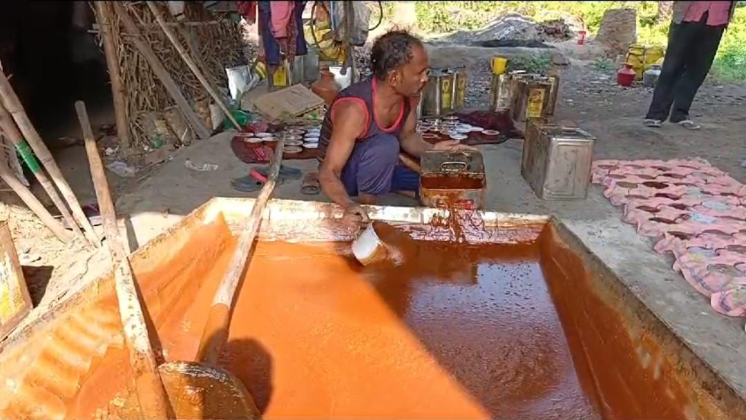 जमशेदपुर की हवाओं में फैली खजूर गुड़ की मीठी महक! बंगाल के कारीगर परंपरागत तरीके से करते हैं तैयार, पढ़ें क्यों बढ़ी डिमांड