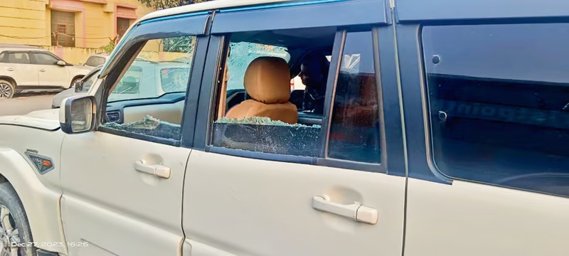 Liquor Mafia uncontrolled in Bihar: शराब तस्करों के आगे बेदम बिहार पुलिस! तस्करों का पीछा कर रही उत्पाद विभाग की टीम पर हमला, मौके से गाड़ी छोड़कर भागी पुलिस