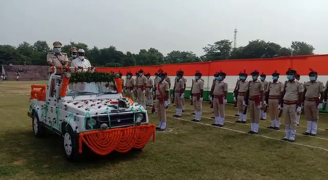 गढवा में मंत्री मिथिलेश ठाकुर ने फहराया तिरंगा, जिले वासियों से कोरोना से सतर्क रहने की अपील की