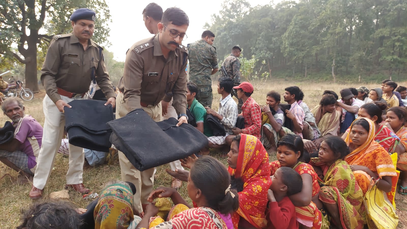 जमशेदपुर पुलिस ने पेश की मानवता की अनोखी मिसाल, बढ़ते ठंड को देखते हुए सबर जनजाति के बीच किया कंबल का वितरण   