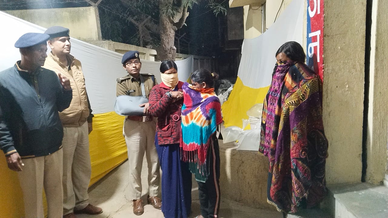 बिहार में नहीं थम रही शराब माफियाओं की दादागिरी! कार्रवाई करने गई पुलिस टीम पर बरसाये गये पत्थर, कई पुलिसकर्मी घायल