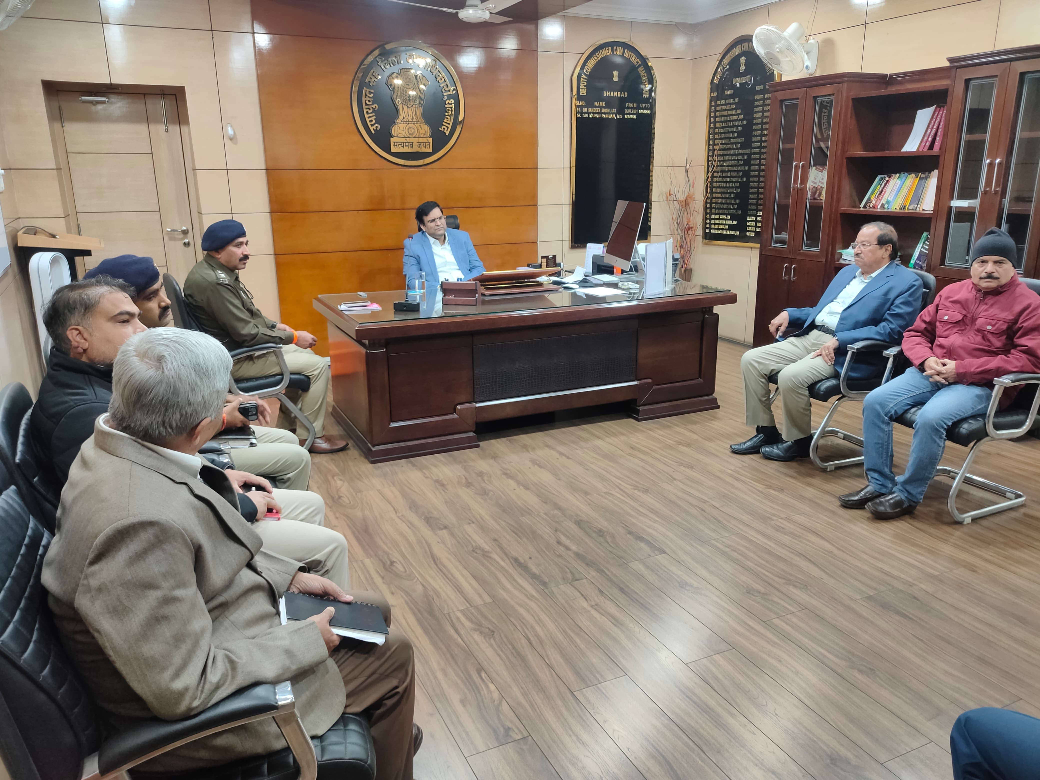 BIG BREAKING: डीसी के साथ बैठक के बाद धनबाद के डॉक्टरों ने अस्पताल बंदी को लिया वापस