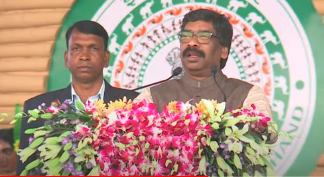 कामयाबियां गिनाते-गिनाते भाजपा पर बरसे मुख्यमंत्री, हेमंत सोरेन ने कहा कि राज्यपाल के साथ मिलकर करते हैं कानाफूसी