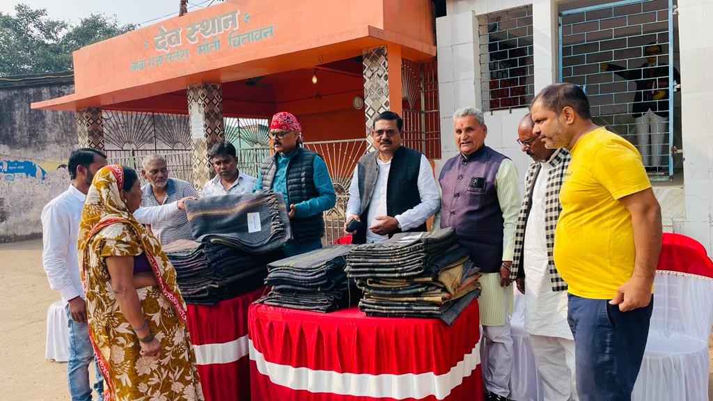 कम्बल वितरण कार्यक्रम में अशोक सिंह ने कहा -कई उपलब्धियां गठबंधन सरकार के नाम