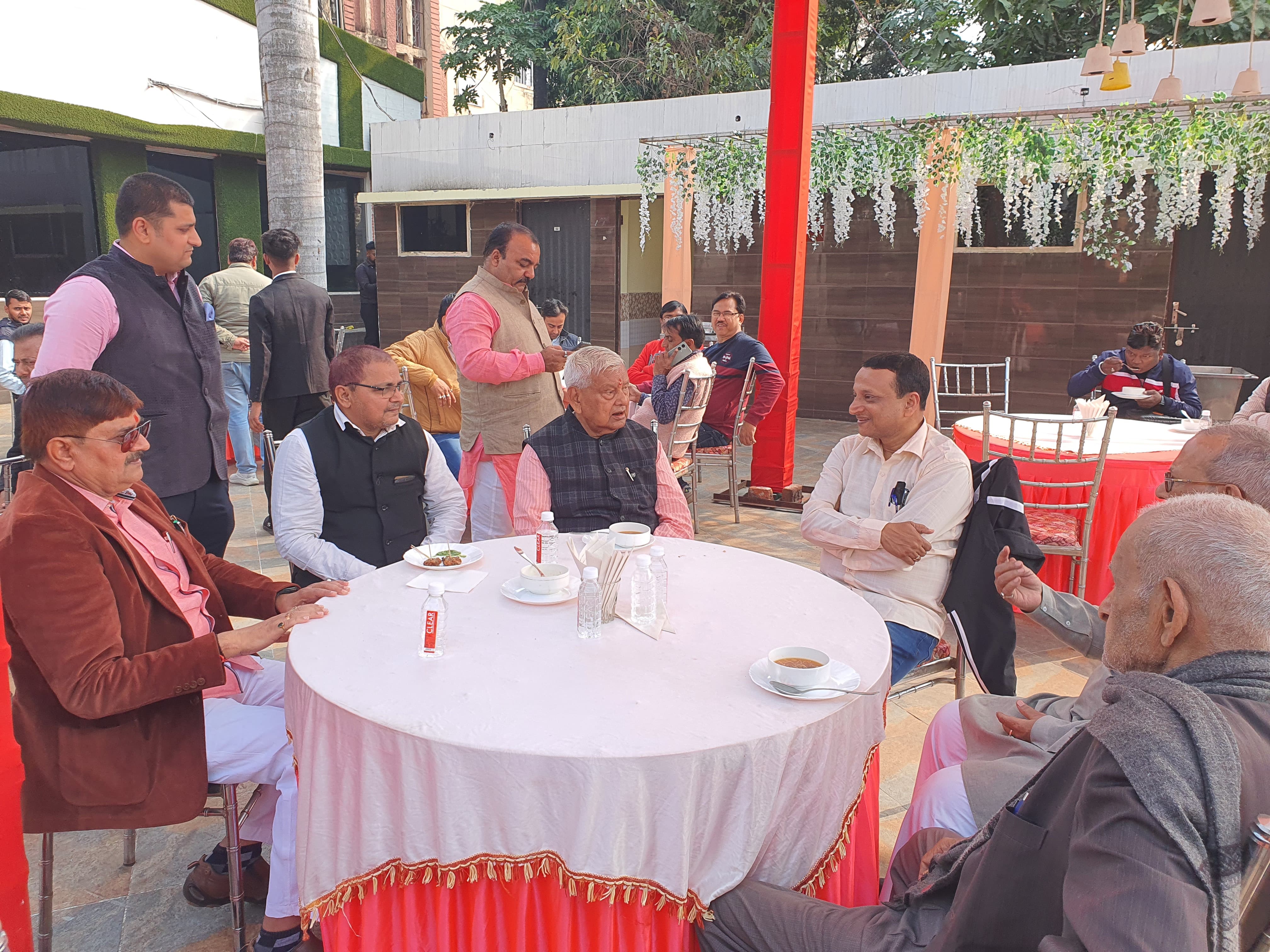 सीएम को हराने पर राजा पीटर की जो हुई दुर्गति, अब सरयू राय भी चल पड़े उसी रास्ते,राज सिन्हा के भोज में सांसद पीएन सिंह की चुटकी