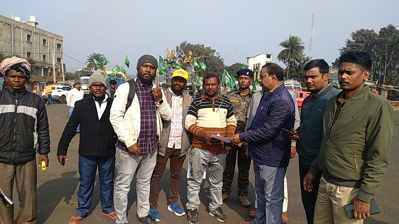 फिर तेज हुई सरना धर्म कोड की मांग! आदिवासी सेंगल अभियान के तहत दुमका में किया गया चक्का जाम