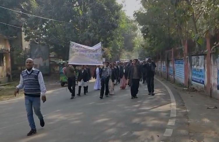 जोर पकड़ रहा है दुमका में झारखंड उच्च न्यायालय खंडपीठ की स्थापना का मुद्दा! अधिवक्ताओं ने काला बिल्ला लगाकर निकाला मौन जुलूस