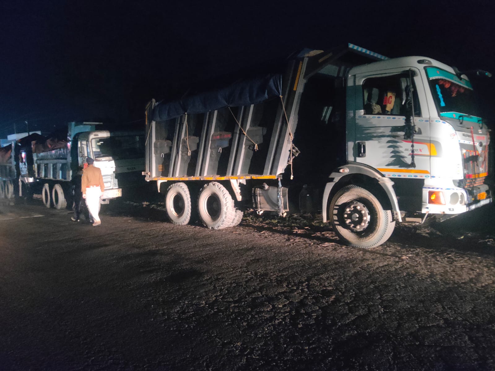 कोयला और बालू से लदे 6 वाहन जब्त, पांच धराए, अवैध कारोबारियों में हड़कंप