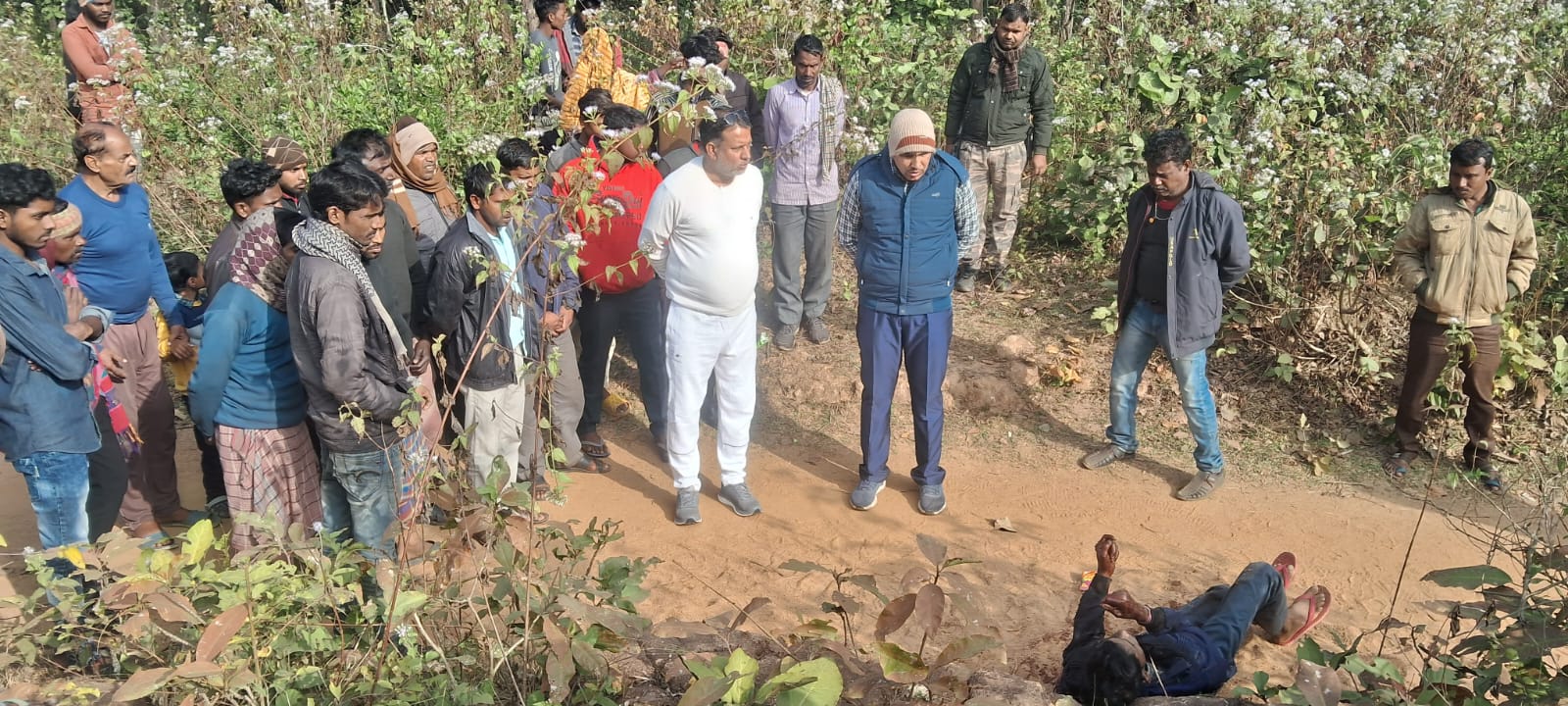 देवघर:जंगल से अज्ञात युवक का शव बरामद,गला रेत कर की गई हत्या, विधायक रंधीर सिंह ने की मृतक की पहचान
