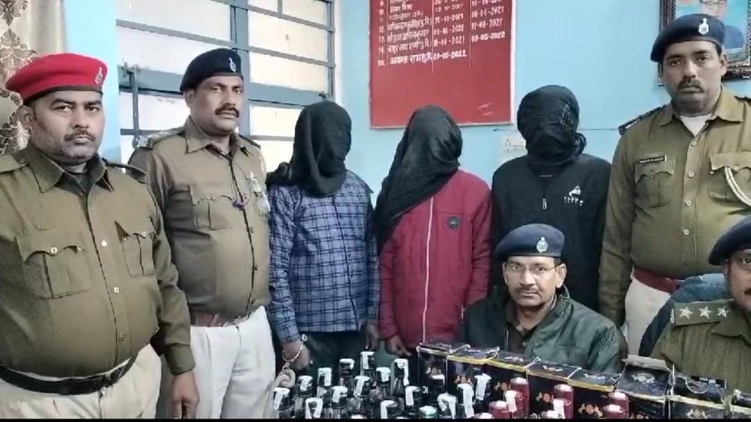 बगहा:नये साल के जश्न में पुलिस ने डाला खलल! छापेमारी कर तीन तस्करों को दबोचा, लाखों की अंग्रेजी शराब बरामद, जानें किस अनोखे ढ़ंग से छुपाई गई थी शराब