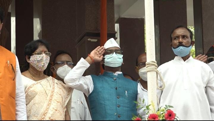 मोरहाबादी मैदान में मुख्यमंत्री हेमंत सोरेन ने किया झंडोत्तोलन, स्वतंत्रता सेनानियों को श्रंद्धांजलि