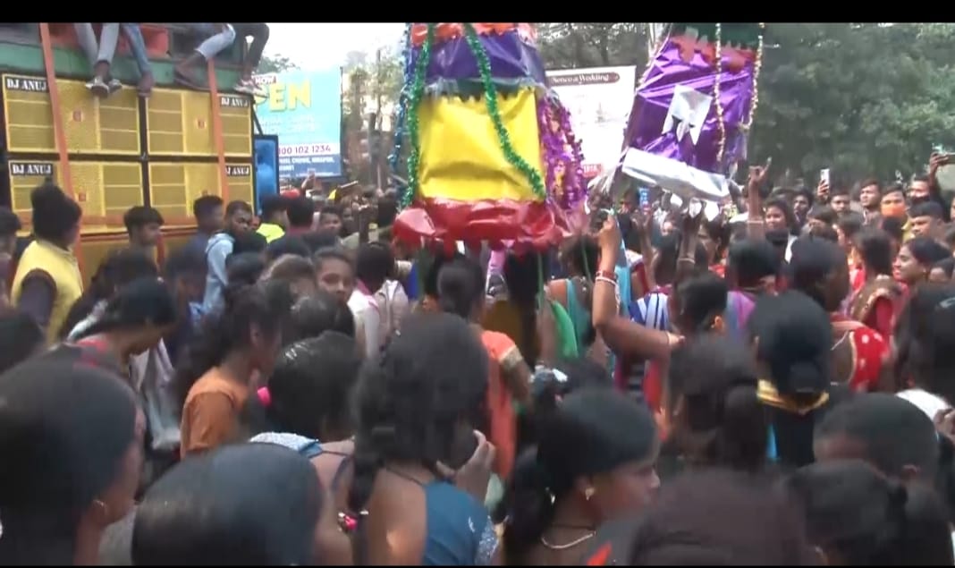 टुसू शोभायात्रा से धन्य-धन्य हुईं धनबाद की सड़कें, शोभायात्रा में थी काफी भीड़