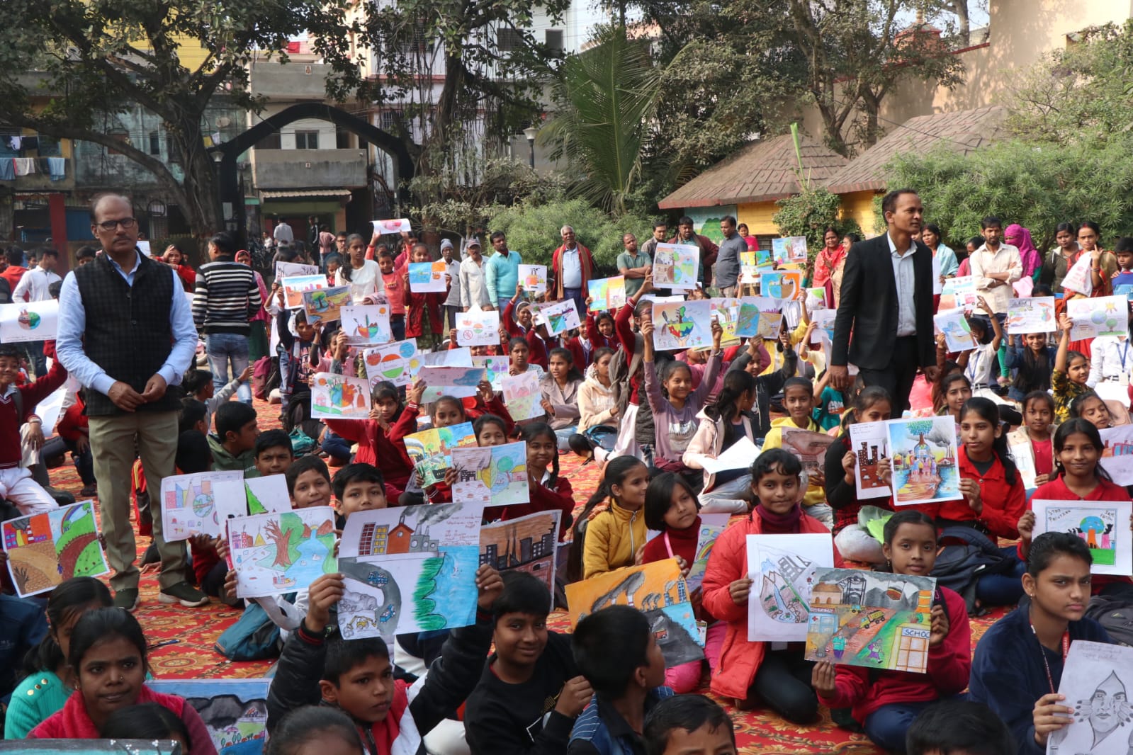 बच्चो ने चित्र उकेर कर बताई झरिया शहर का दर्द ,तालियां भी बटोरी