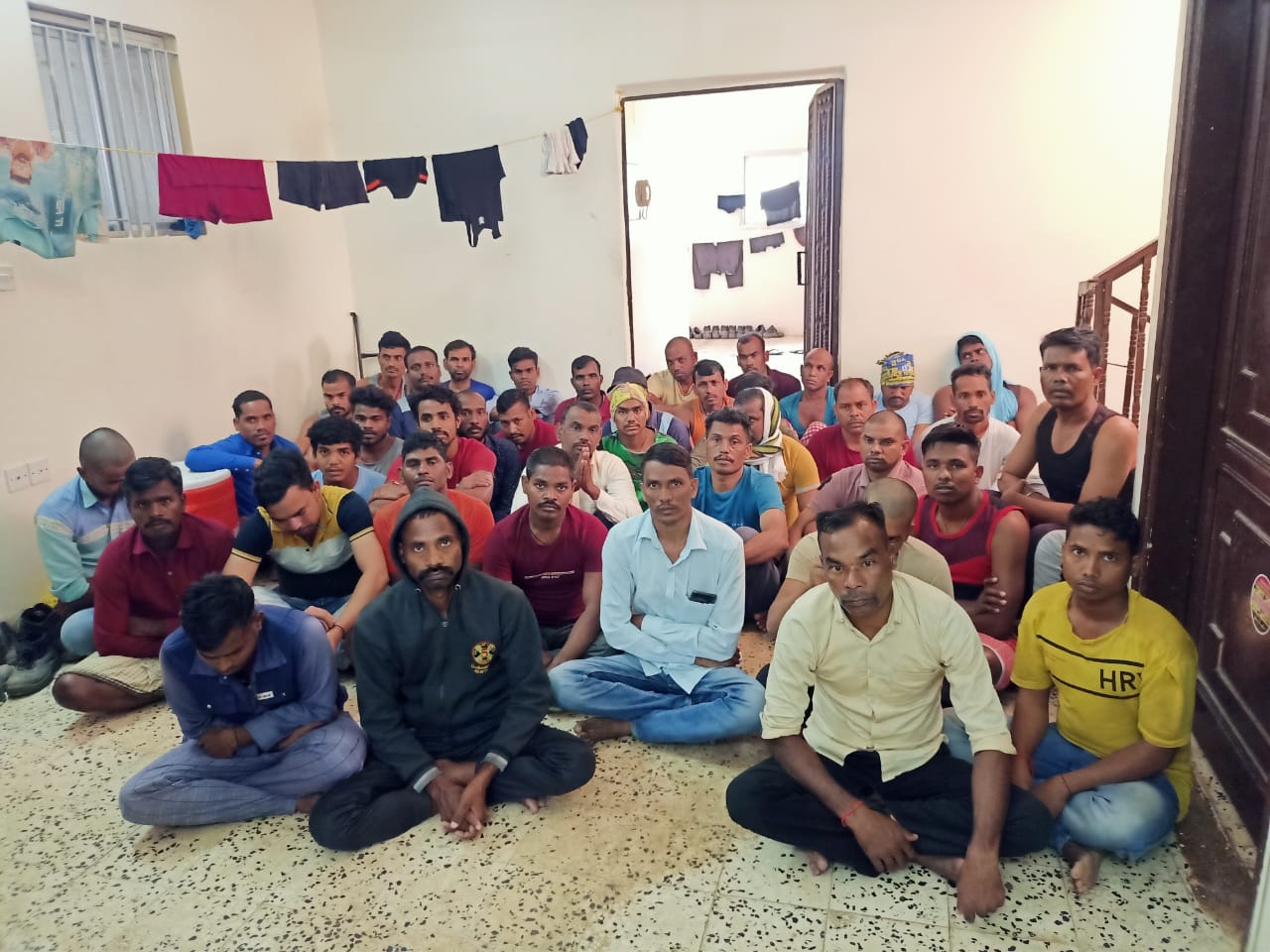 एजेंट को 55 हजार देकर 30 हजार रुपया महीना कमाने की उम्मीद में गए थे विदेश,अब दाने -दाने को मोहतज झारखंड के 45 मजदूर, वीडियो जारी कर मदद की लगा रहे गुहार   