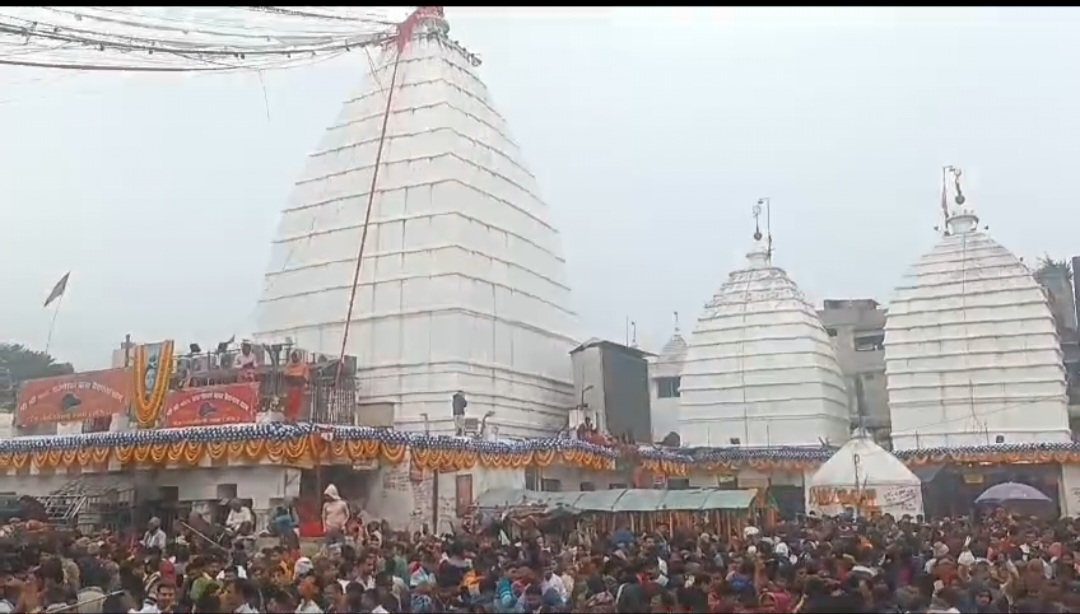 साल का पहला दिन:  पूजा अर्चना के लिए बाबाधाम में उमड़ी शिवभक्तों की भीड़, सुरक्षा व्यवस्था के बीच सुलभ दर्शन 