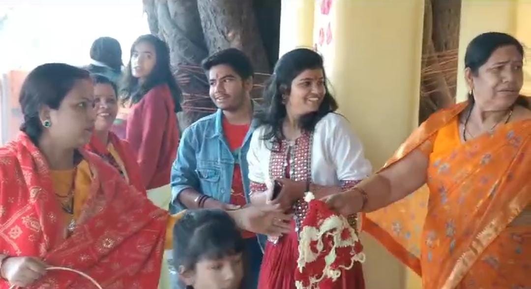 गुमला:कुछ लोग पिकनिक स्पॉट, तो कुछ मंदिरों से कर रहे हैं नए साल की शुरुआत, मंदिरों में उमड़ रही है भक्तों की भीड़   