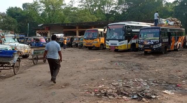 पलामू का सरकारी बस स्टैंड : यहां सफर शुरू होने से पहले ही दुर्घटना की आशंका, सहमे यात्री