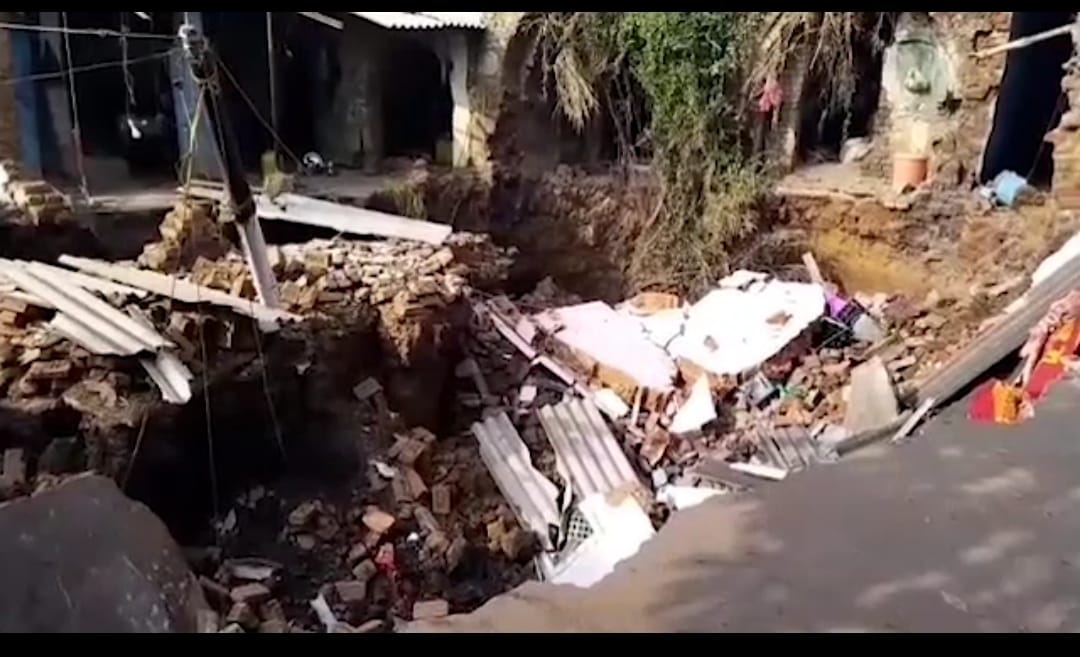 धनबाद: कतरास के लकड़का में फटी जमीन, तीन घर हुए जमींदोज