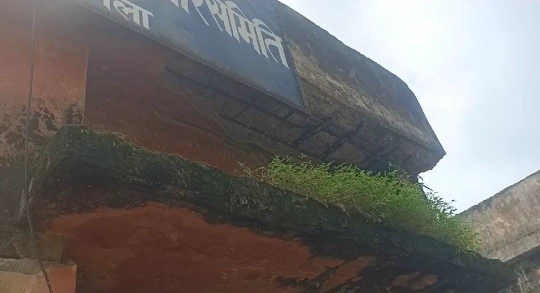 गुमला:सरकार की उदासीनता ने निकाला बाजार समिति कार्यालय का दम! खंडहर में तब्दील हुआ भवन, पढ़ें क्यों ग्रामीण कर रहे हैं पलायन