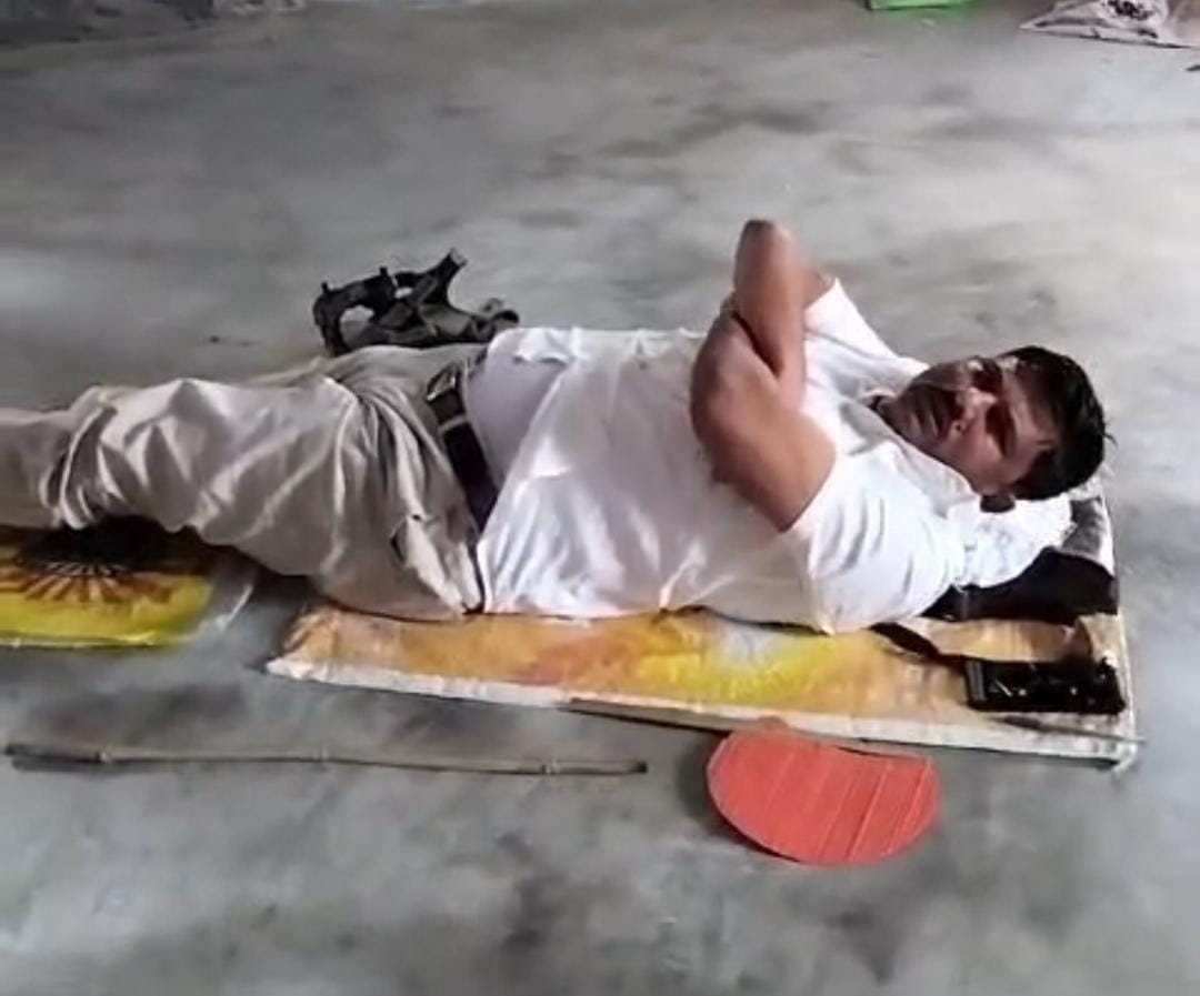 क्लासरूम में दरी बिछाकर चैन की नींद सो रहे थे शिक्षक, जब प्रिंसिपल ने लगायी फटकार तो जानिए शिक्षक ने क्या दिया जवाब