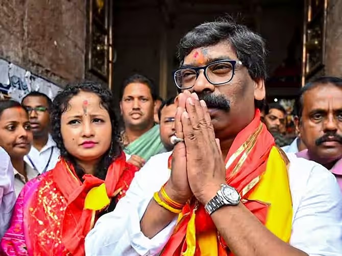 इस्तीफे की खबरें खारिज!  सियासी कफन ओढ़ सीएम हेमंत ने किया जंगे मैदान में कूदने का एलान