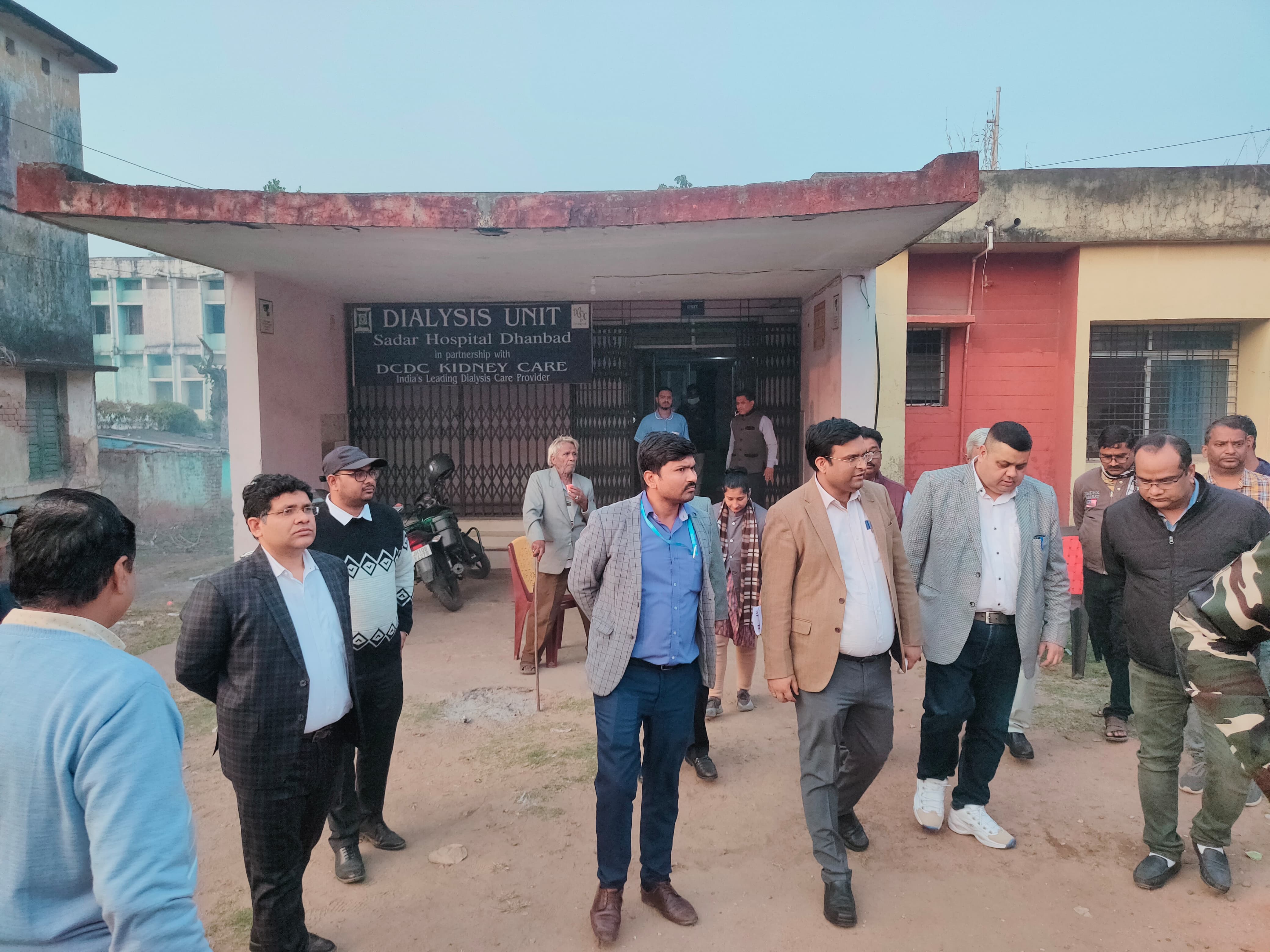 DHANBAD: डीसी जांच को पहुंचे सदर अस्पताल तो मरीजों ने कहा -नहीं मिलती दवा 