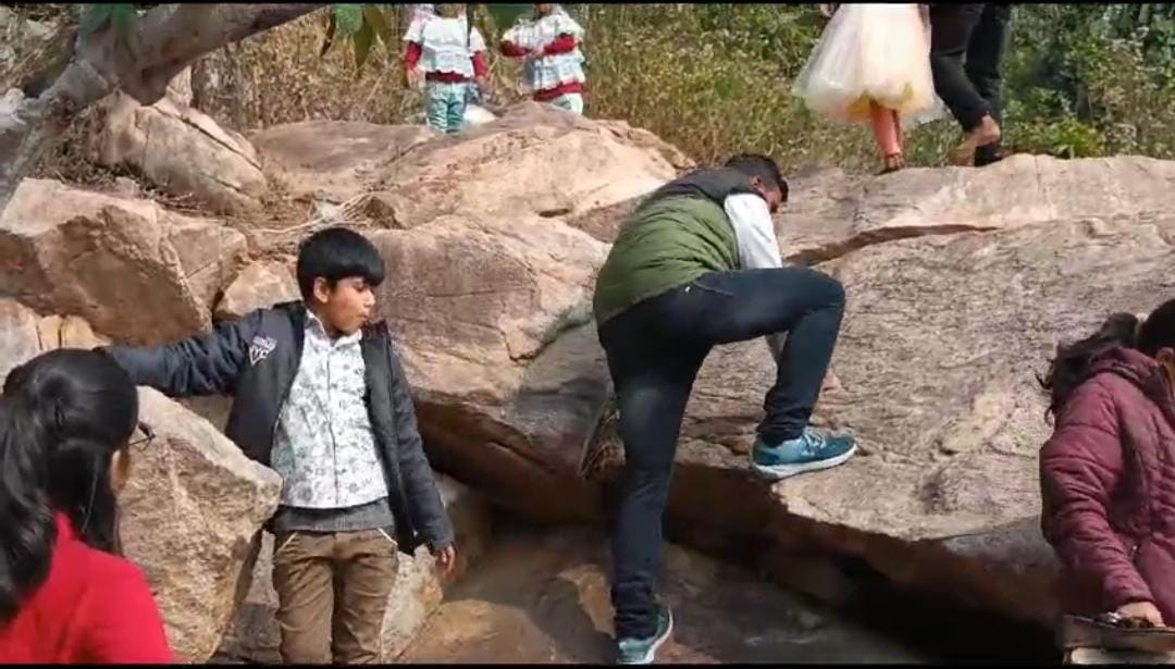 गुमला:खूबसूरत और रोमांचक होने के बाद भी विकास की राह जोह रहा कई पर्यटक स्थल, सरकारी उदासीनता से लोगों का जश्न होता है किरकिरा   