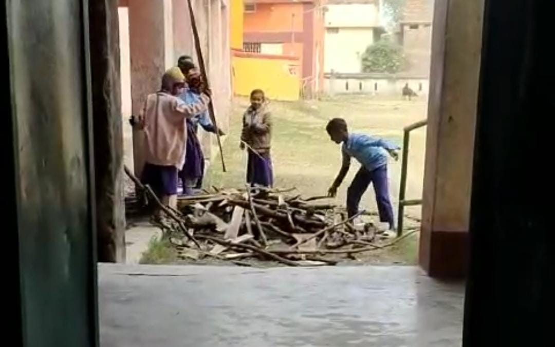 केके पाठक के लाख कोशिशों के बाद भी नहीं सुधर रही शिक्षा व्यवस्था! इस स्कूल में बच्चों से ढ़ुलवाई जा रही है एमडीएम बनाने के लिए लकड़ी, देखिए वीडियो
