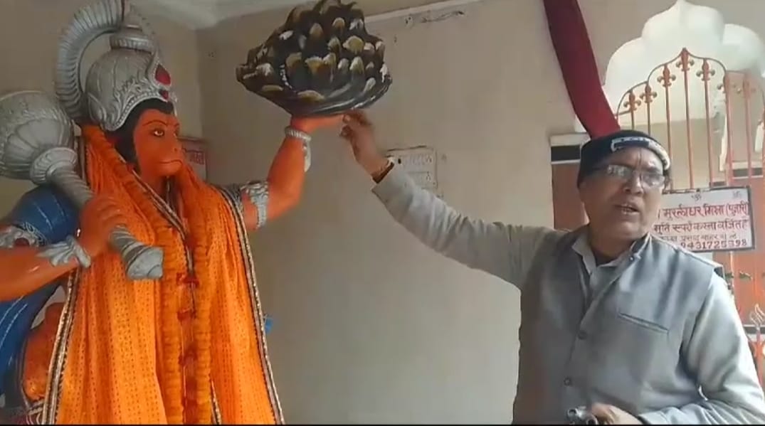 चोरों की पौ बारह : रणधीर वर्मा चौक स्थित मंदिर से हुनुमान जी का कड़ा और मुकुट ले गए चोर 